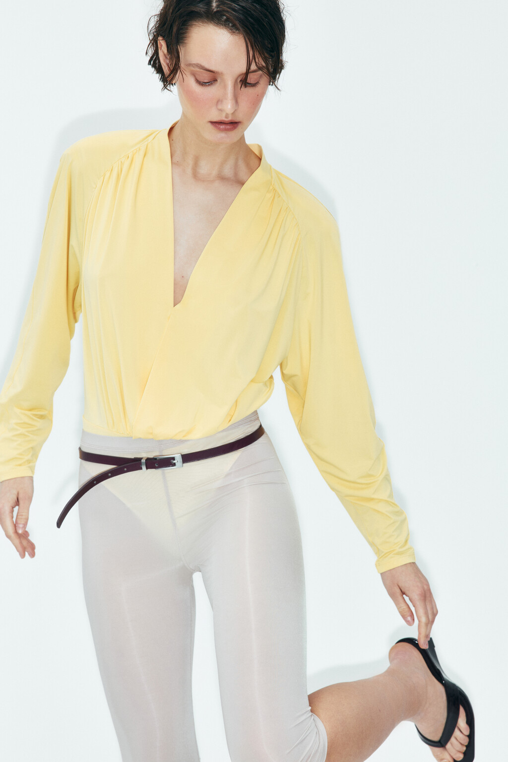 Блузка-боди с глубоким вырезом и драпировками - цвет желтый - 4