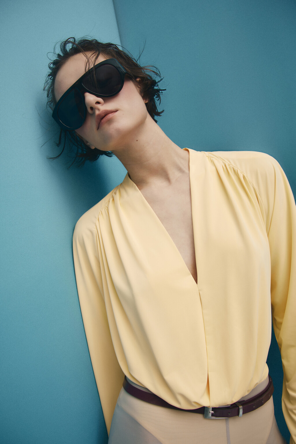 Блузка-боди с глубоким вырезом и драпировками - цвет желтый - 1