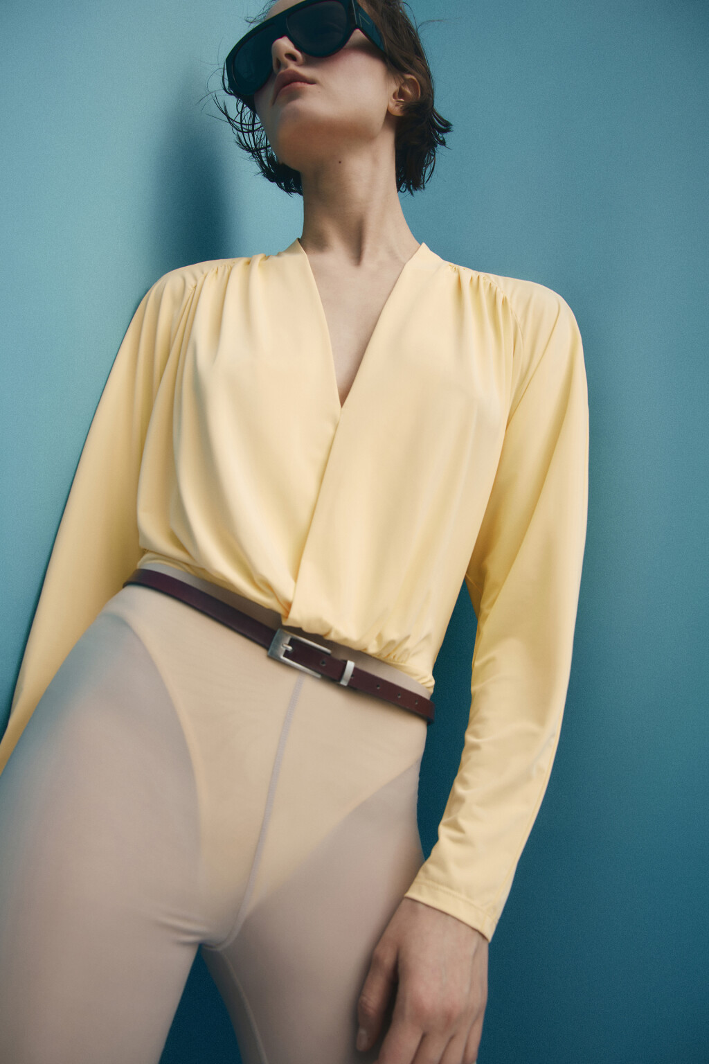 Блузка-боди с глубоким вырезом и драпировками - цвет желтый - 2