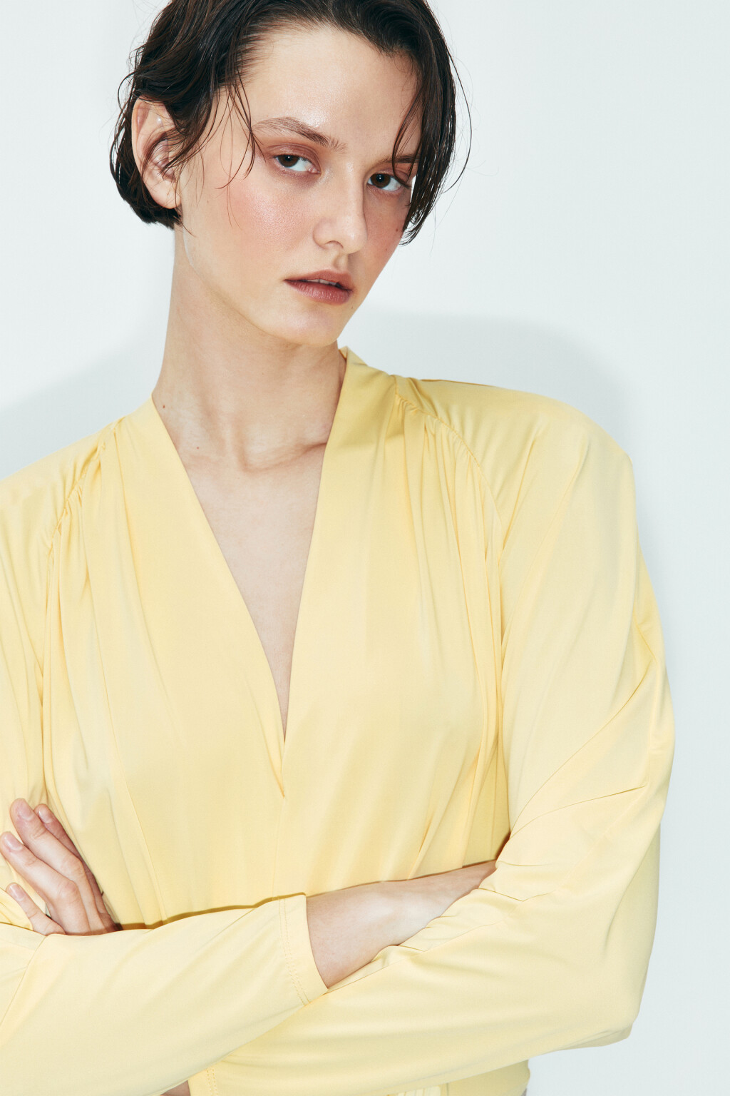 Блузка-боди с глубоким вырезом и драпировками - цвет желтый - 9