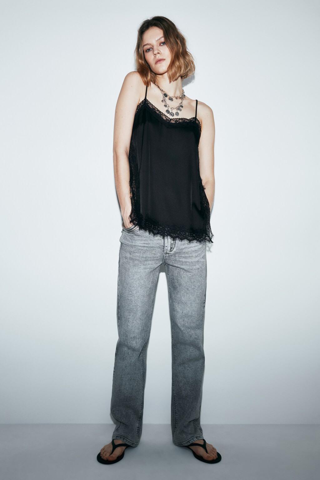 Майка-топ атласная на бретелях с кружевом - цвет черный - 1