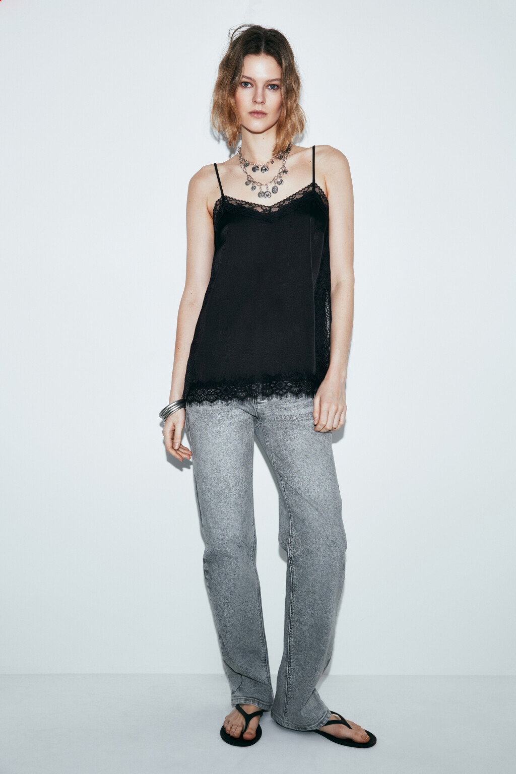 Майка-топ атласная на бретелях с кружевом - цвет черный - 5