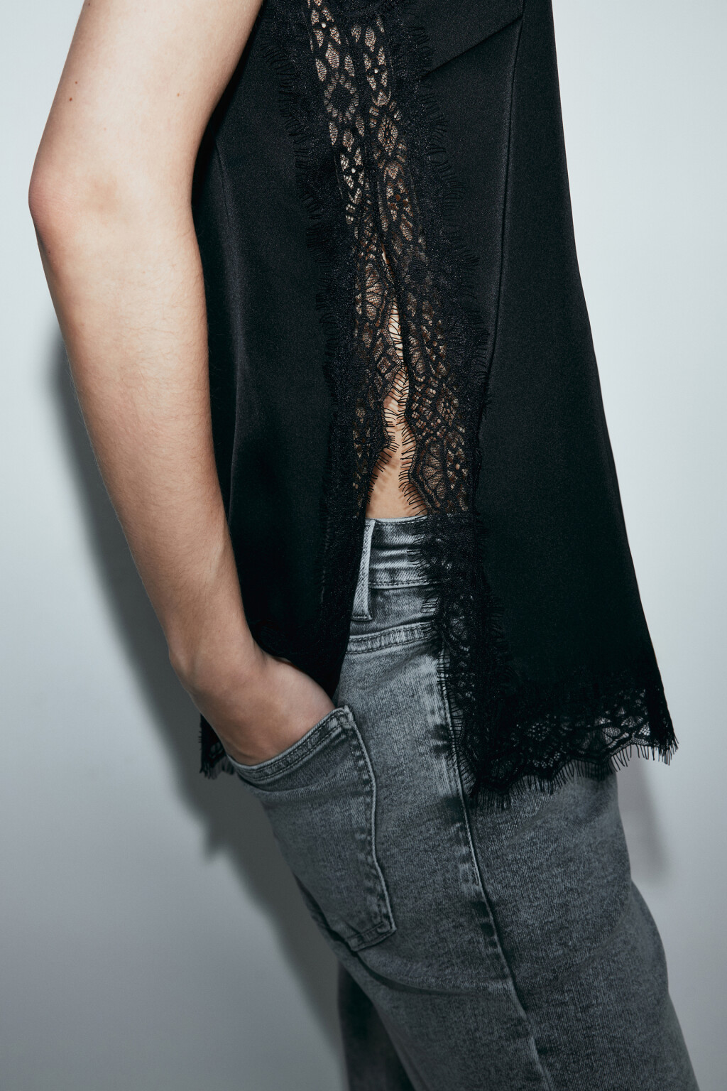 Майка-топ атласная на бретелях с кружевом - цвет черный - 7
