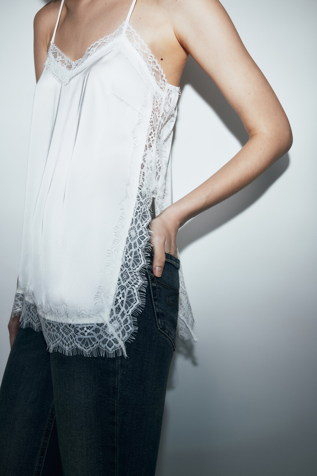 Майка-топ атласная на бретелях с кружевом - цвет молочный - 6