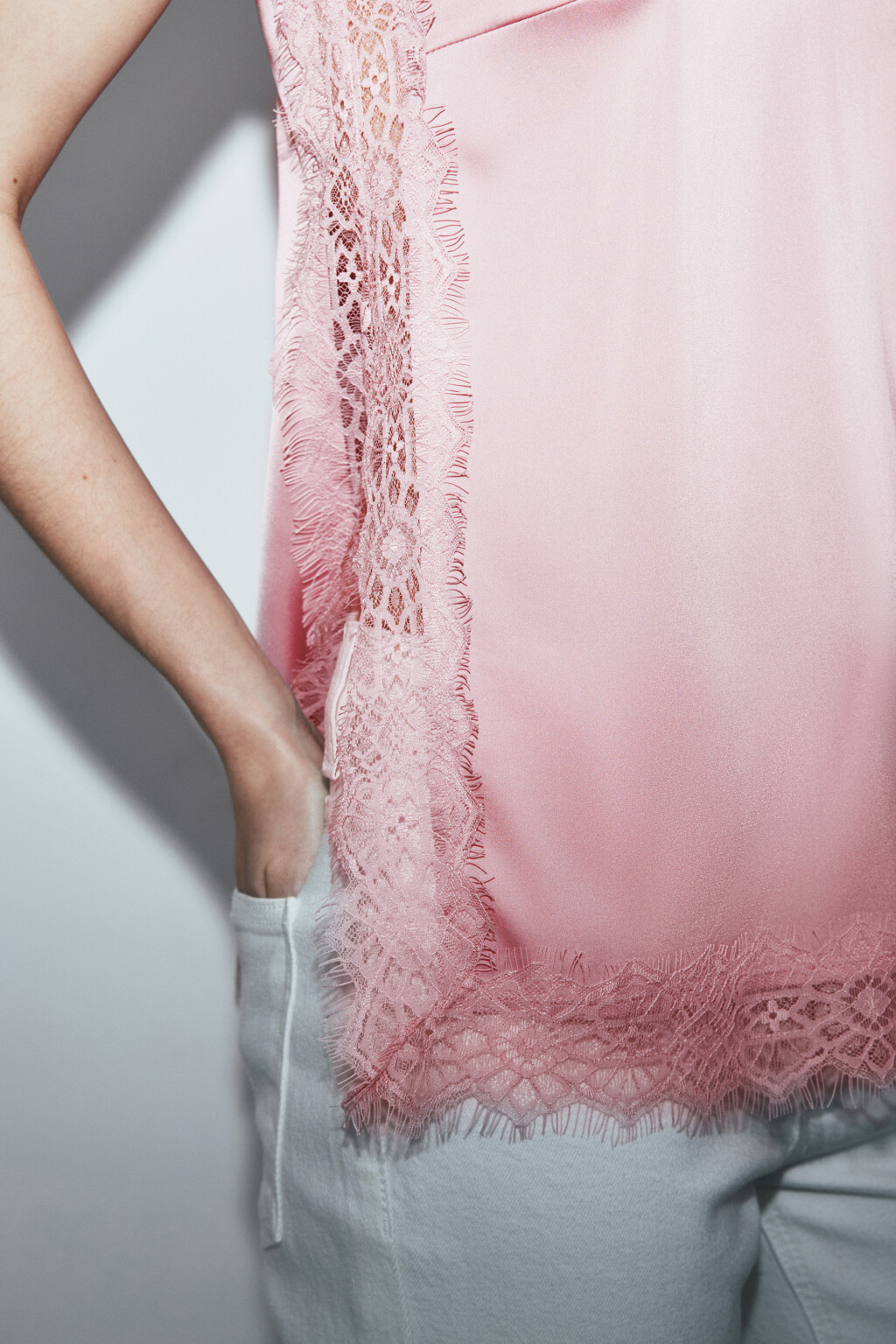Майка-топ атласная на бретелях с кружевом - цвет розовый - 6