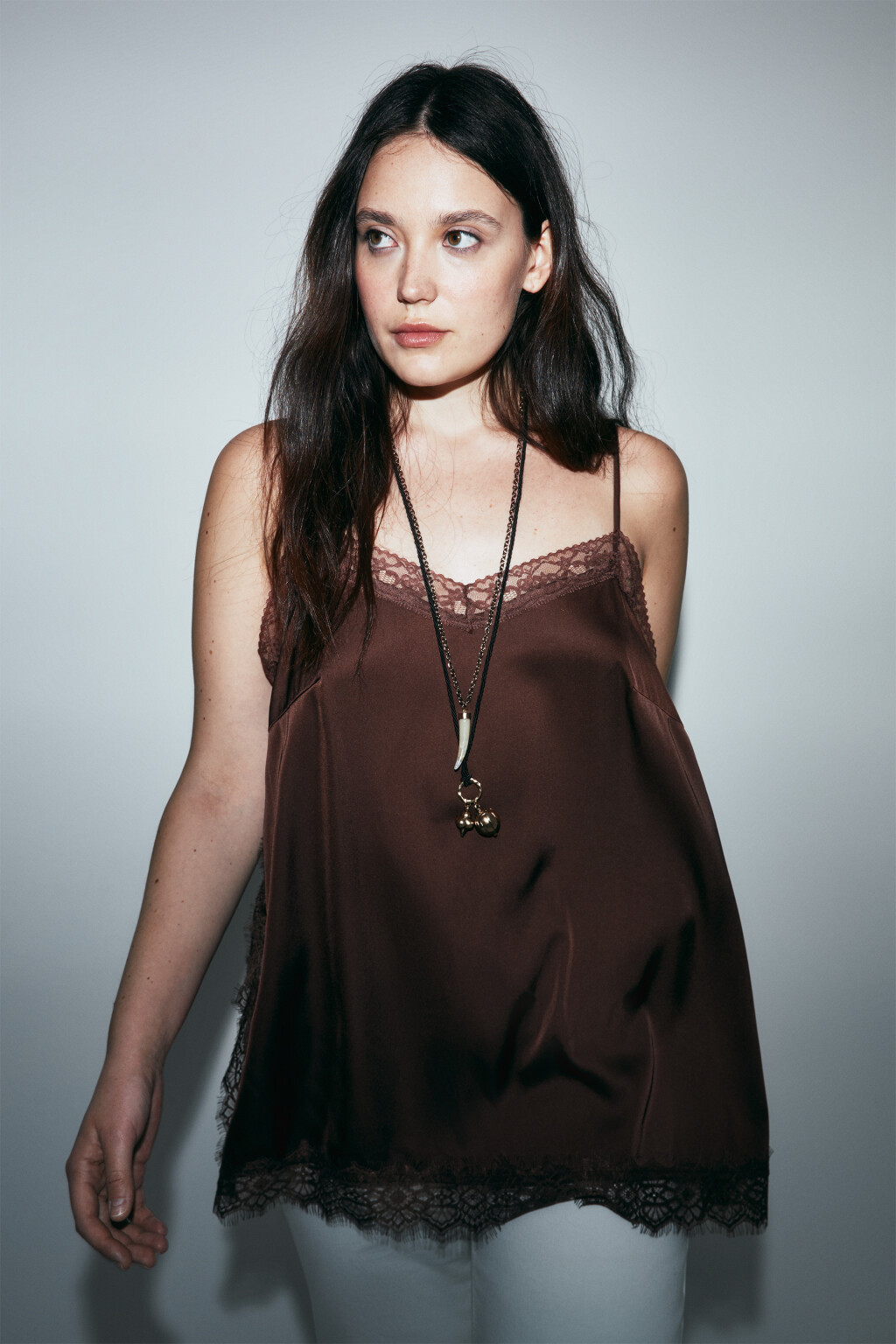 Майка-топ атласная на бретелях с кружевом - цвет коричневый - 2