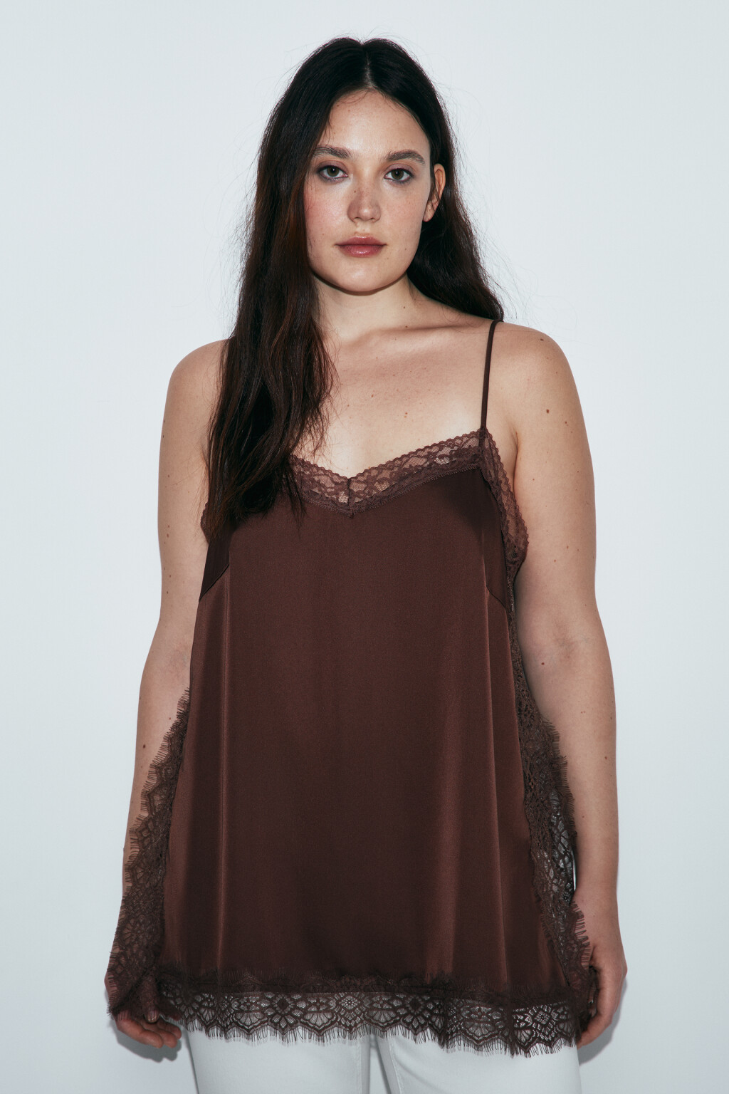 Майка-топ атласная на бретелях с кружевом - цвет коричневый - 3