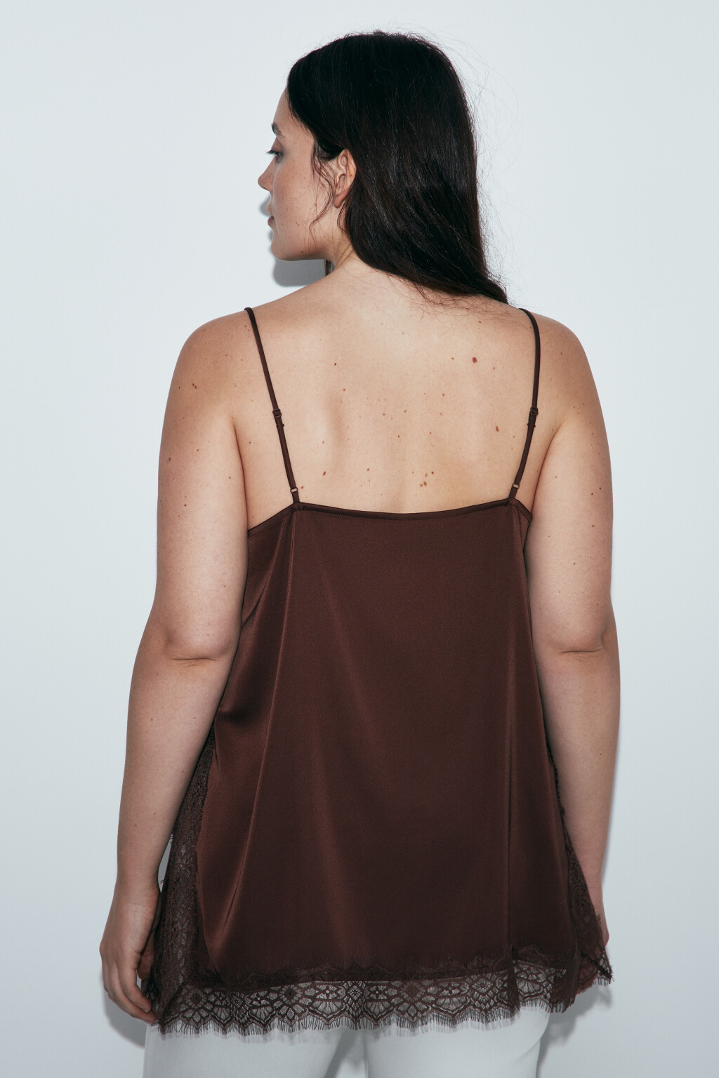 Майка-топ атласная на бретелях с кружевом - цвет коричневый - 4