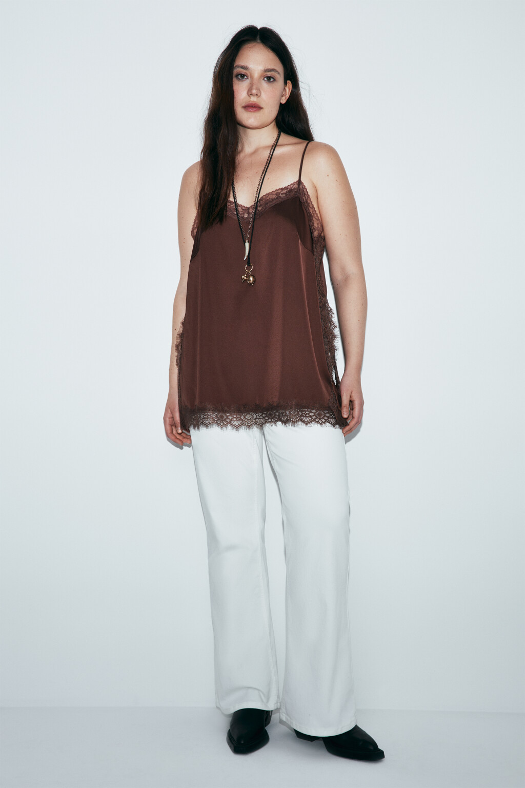 Майка-топ атласная на бретелях с кружевом - цвет коричневый - 5
