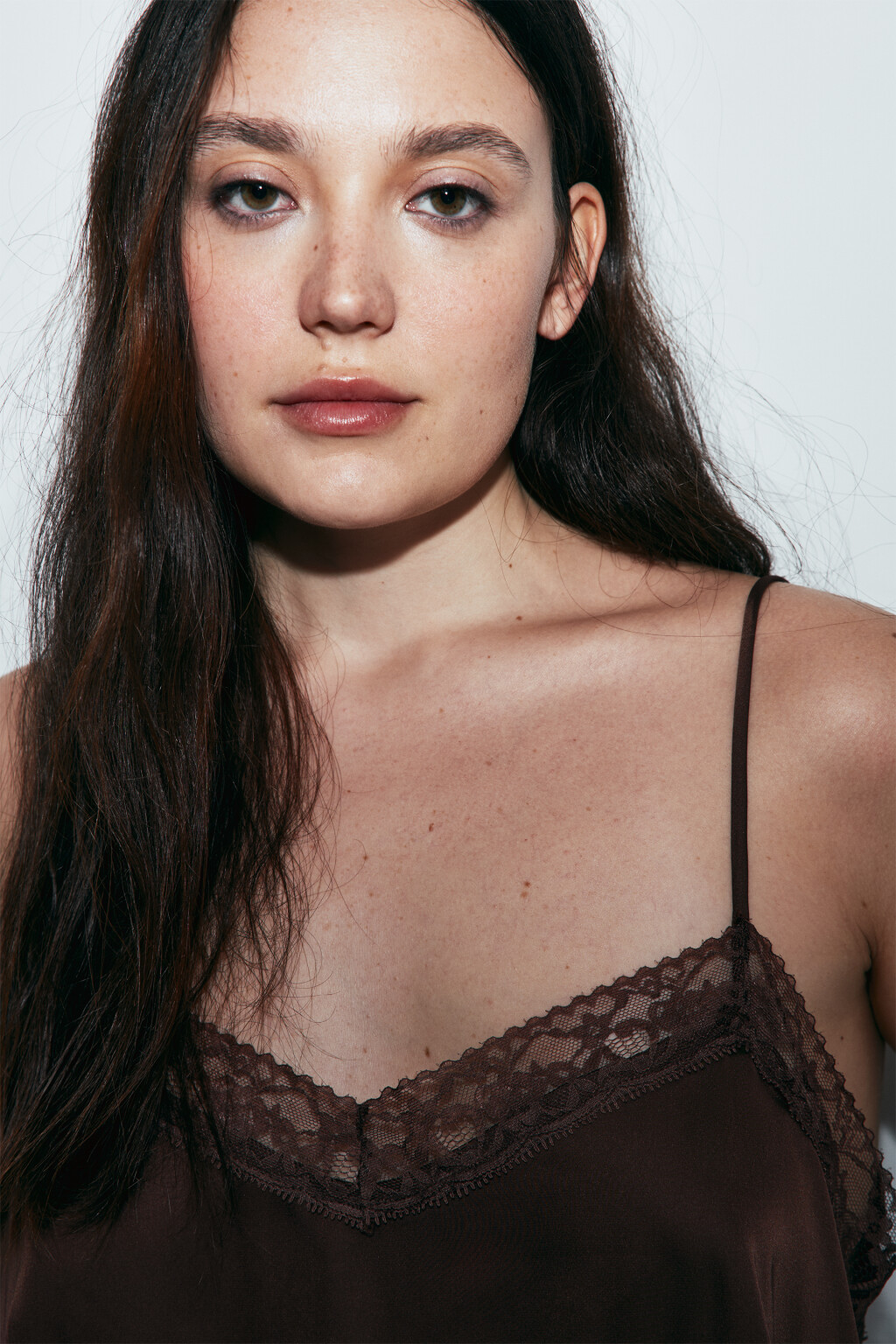 Майка-топ атласная на бретелях с кружевом - цвет коричневый - 6