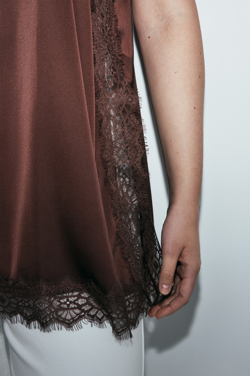 Майка-топ атласная на бретелях с кружевом - цвет коричневый - 7