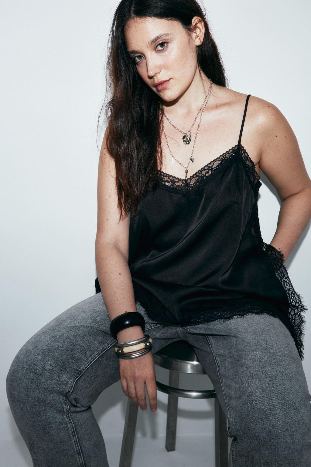Майка-топ атласная на бретелях с кружевом - цвет черный - 1