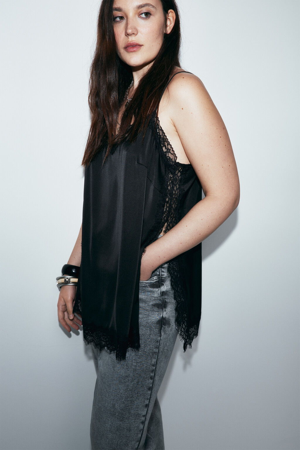 Майка-топ атласная на бретелях с кружевом - цвет черный - 2