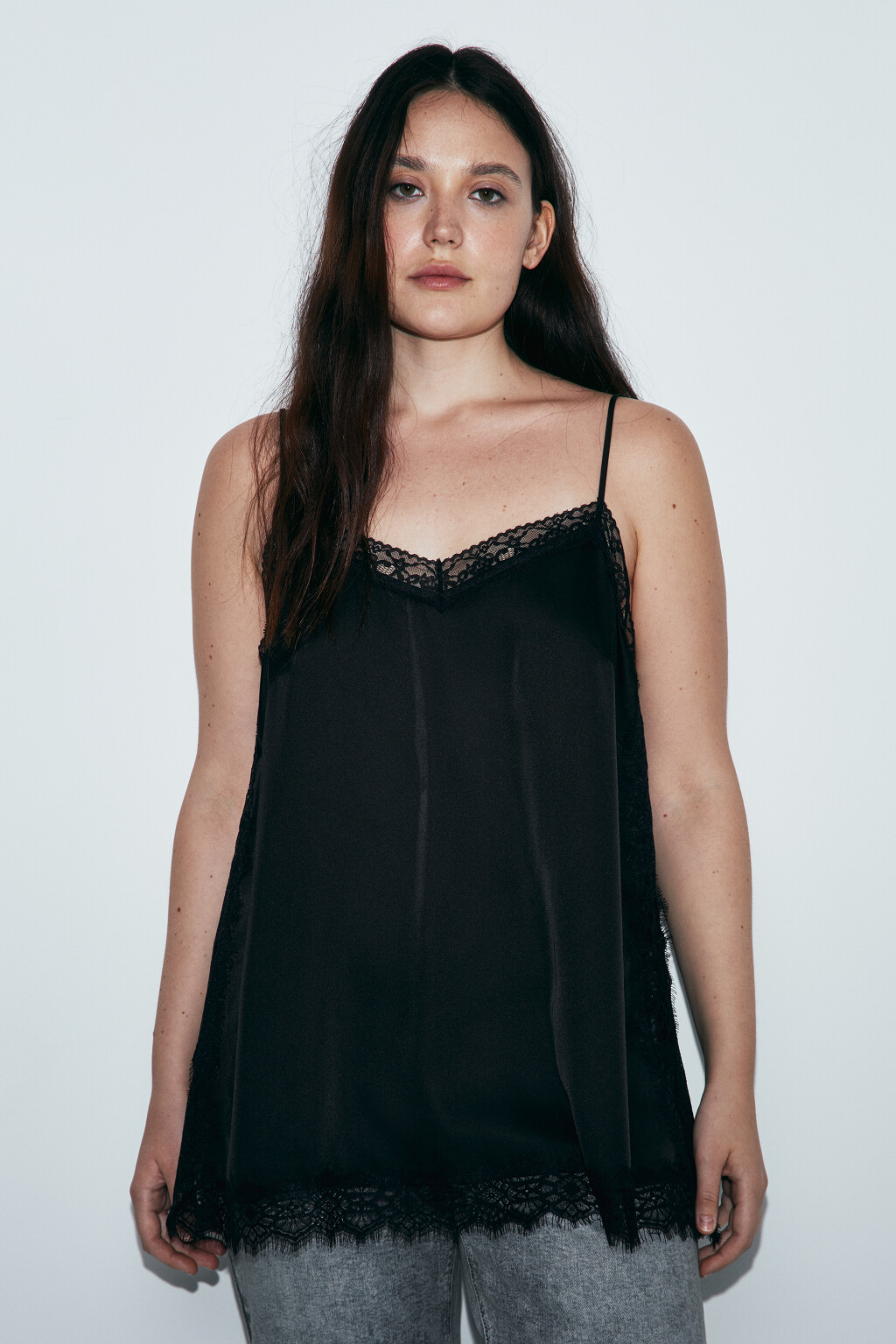 Майка-топ атласная на бретелях с кружевом - цвет черный - 3