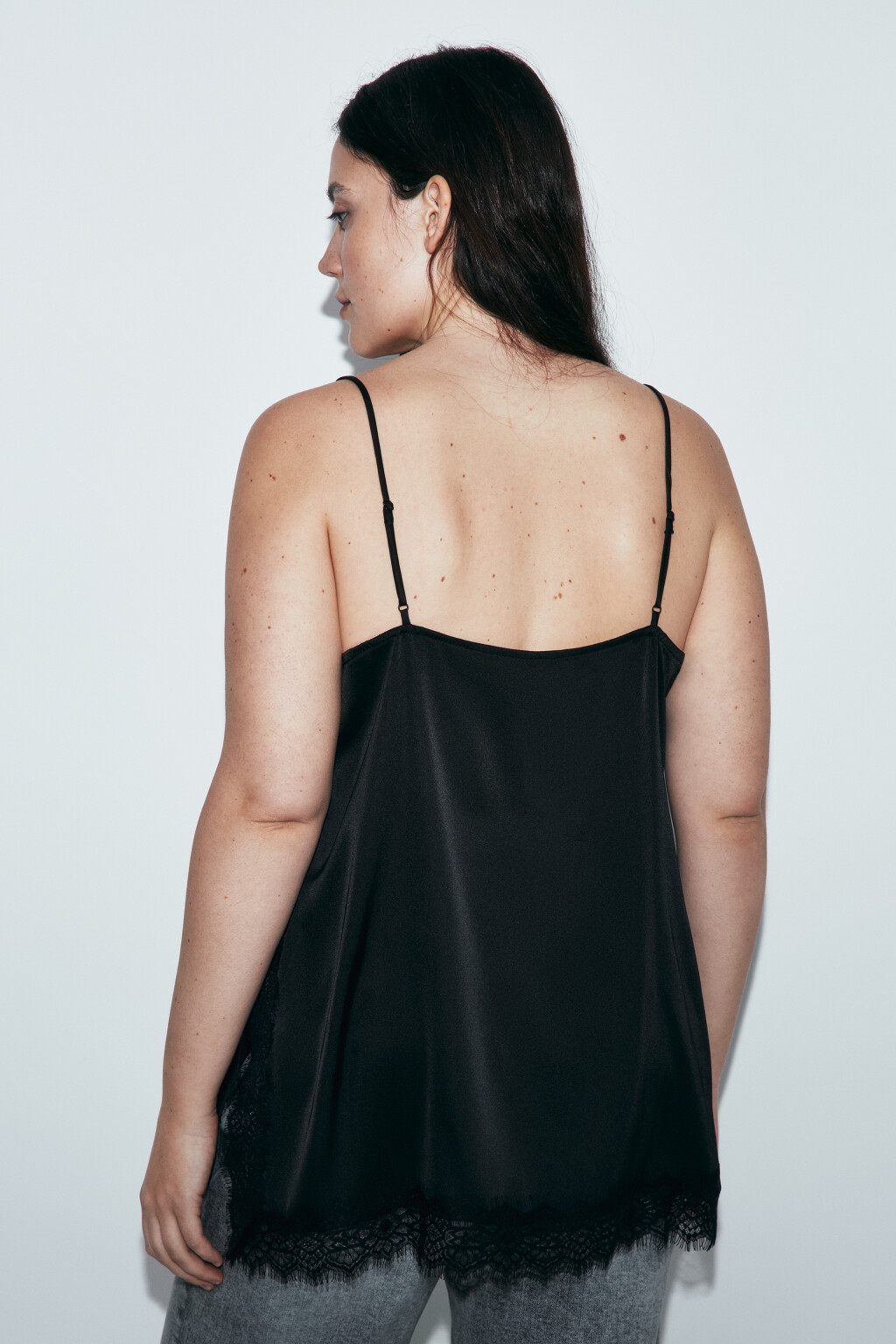 Майка-топ атласная на бретелях с кружевом - цвет черный - 4