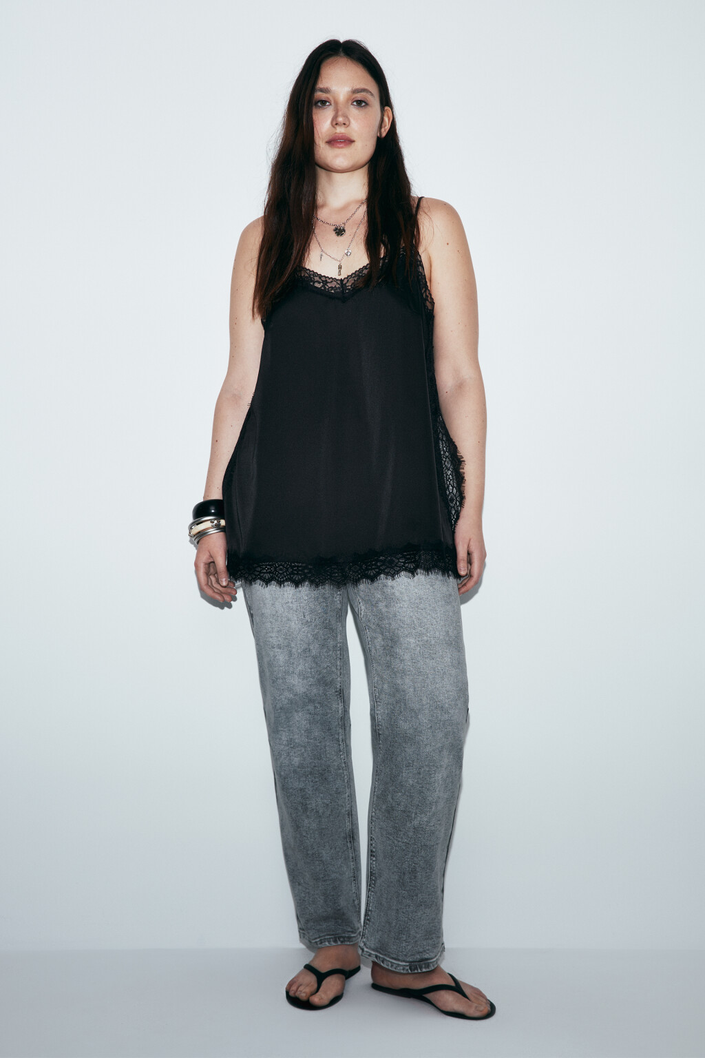 Майка-топ атласная на бретелях с кружевом - цвет черный - 5