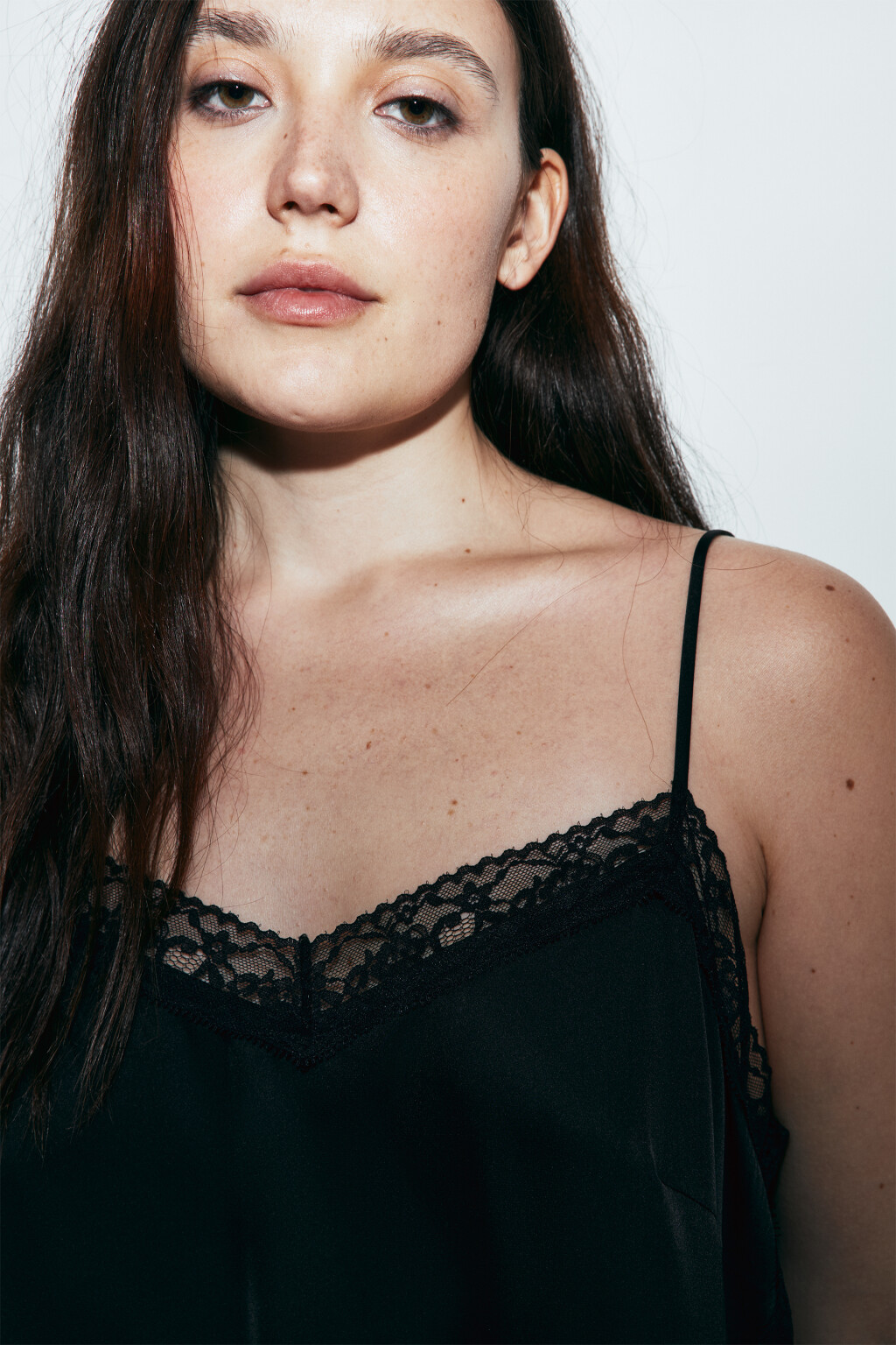 Майка-топ атласная на бретелях с кружевом - цвет черный - 6