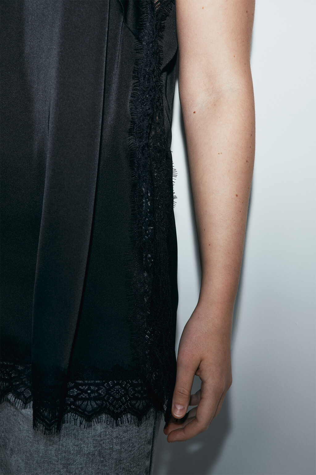 Майка-топ атласная на бретелях с кружевом - цвет черный - 7