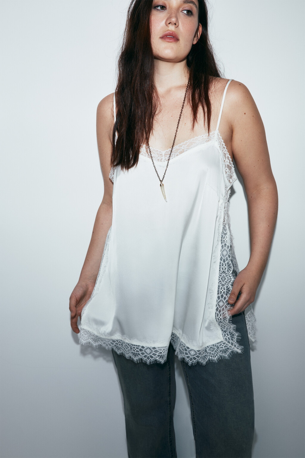 Майка-топ атласная на бретелях с кружевом - цвет молочный - 1