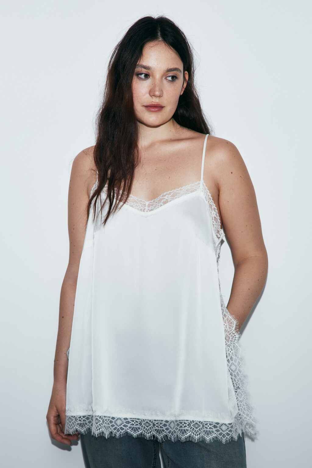 Майка-топ атласная на бретелях с кружевом - цвет молочный - 2