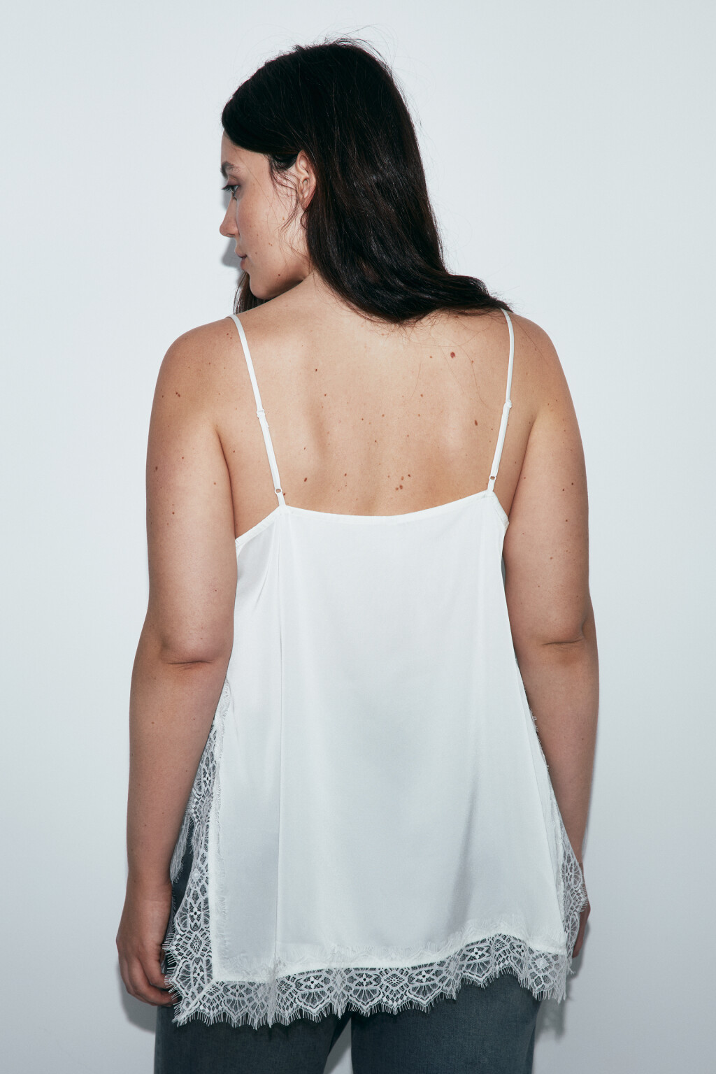 Майка-топ атласная на бретелях с кружевом - цвет молочный - 3
