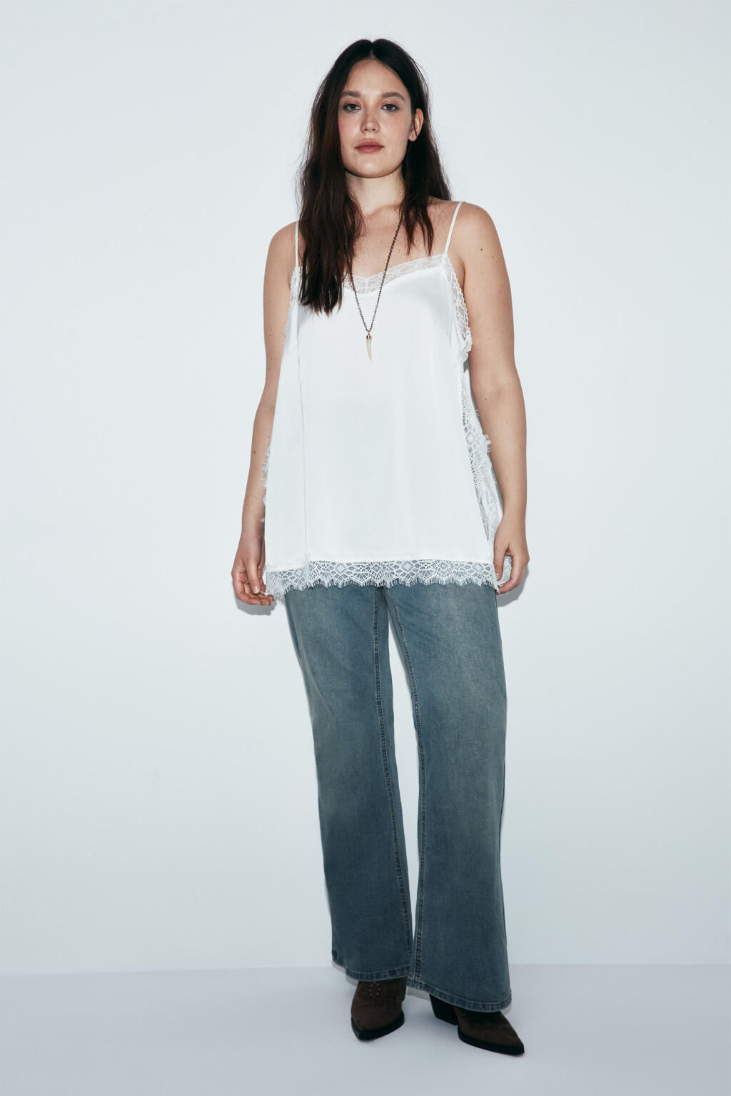 Майка-топ атласная на бретелях с кружевом - цвет молочный - 4