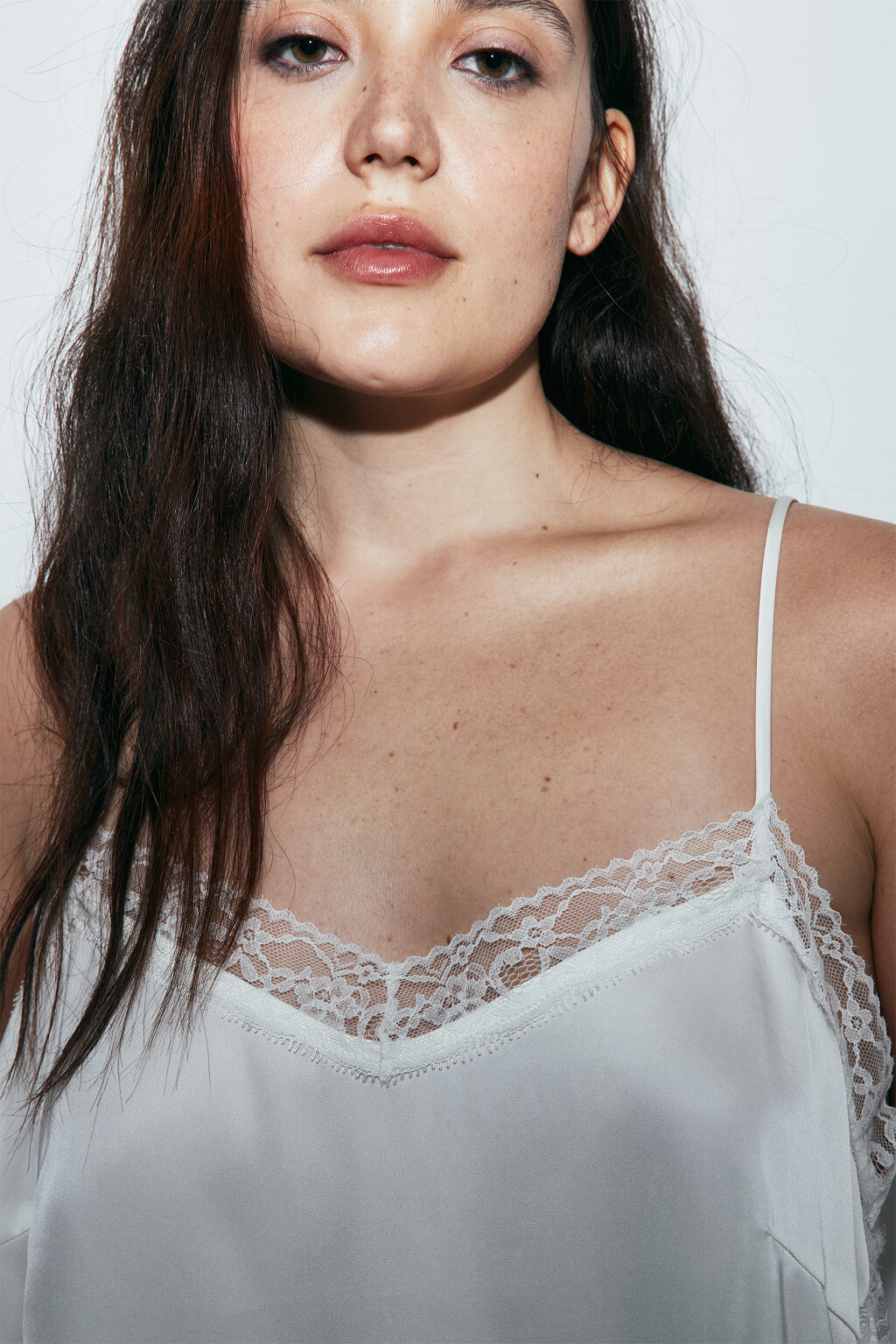Майка-топ атласная на бретелях с кружевом - цвет молочный - 5