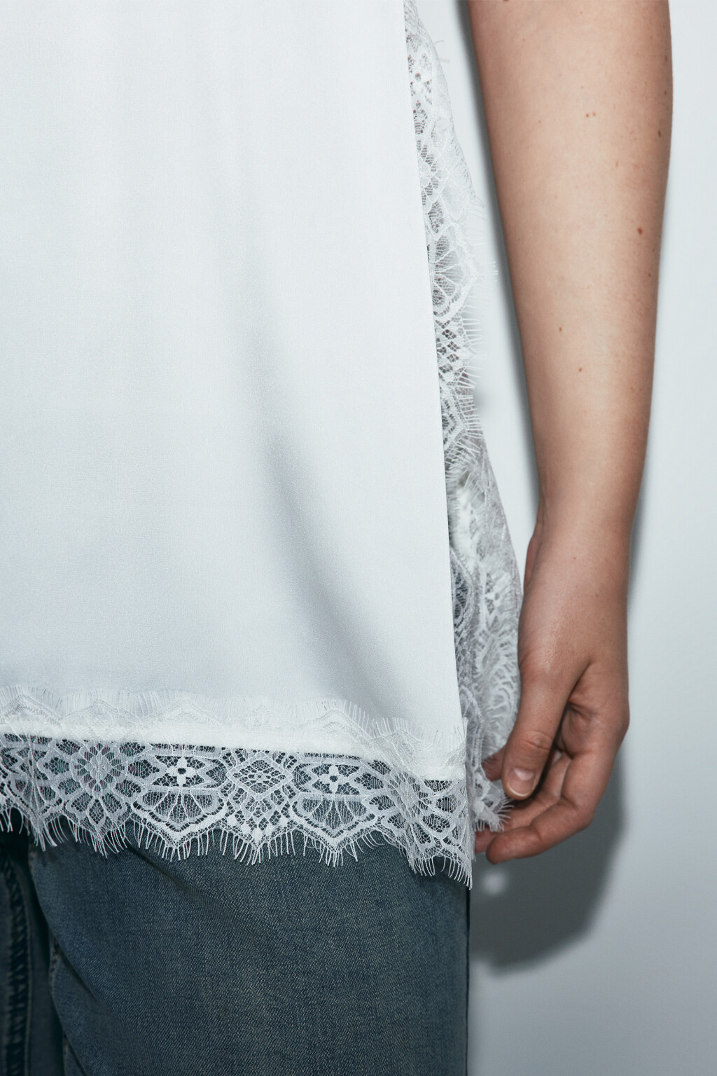 Майка-топ атласная на бретелях с кружевом - цвет молочный - 6