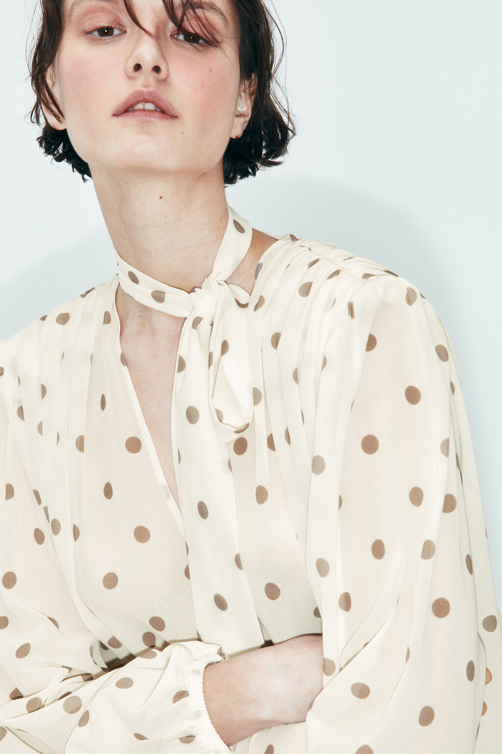 Блузка шифоновая с шарфом и пышными рукавами - цвет мультиколор - 5