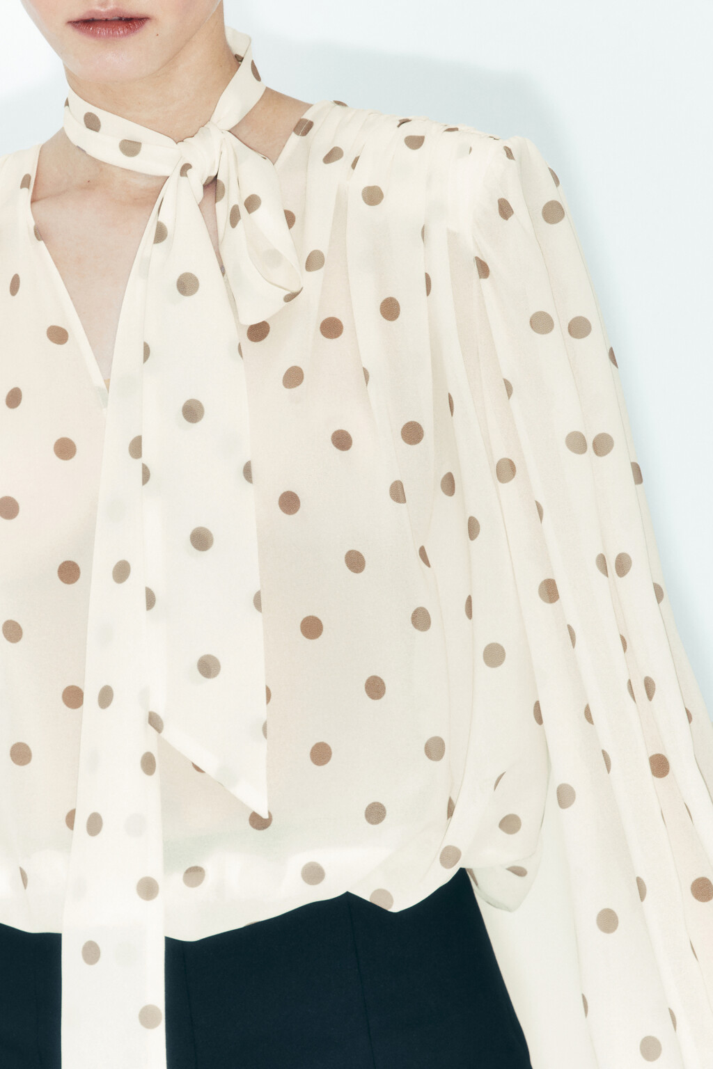 Блузка шифоновая с шарфом и пышными рукавами - цвет мультиколор - 6