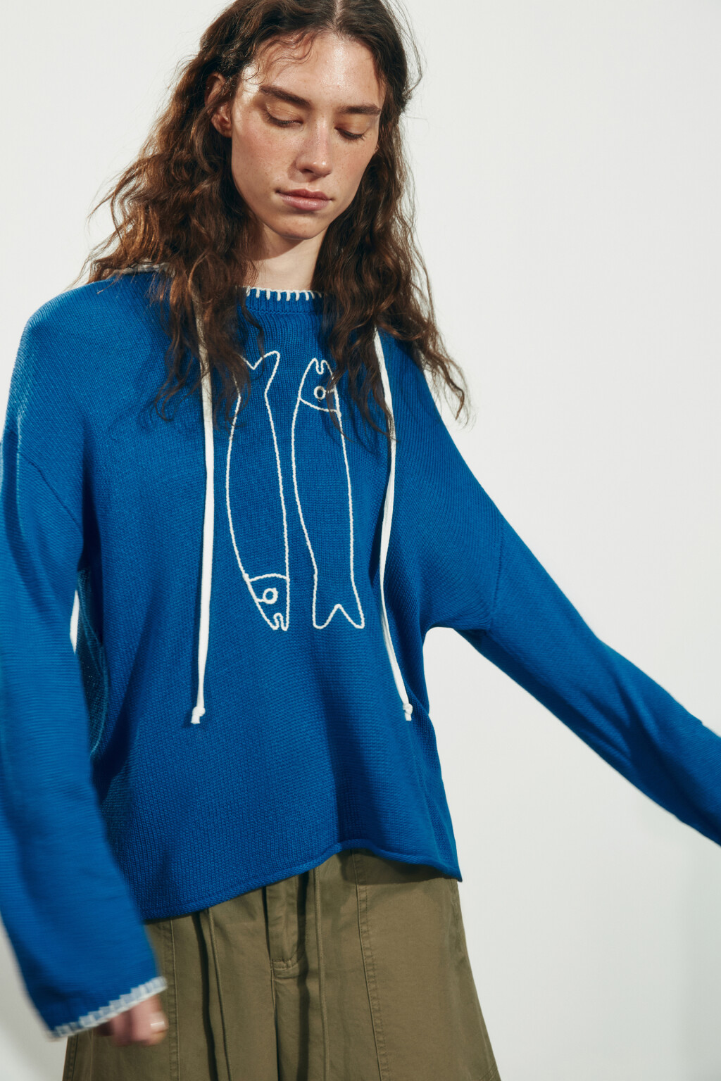 Джемпер вязаный с вышивкой-рыбками - цвет синий - 2