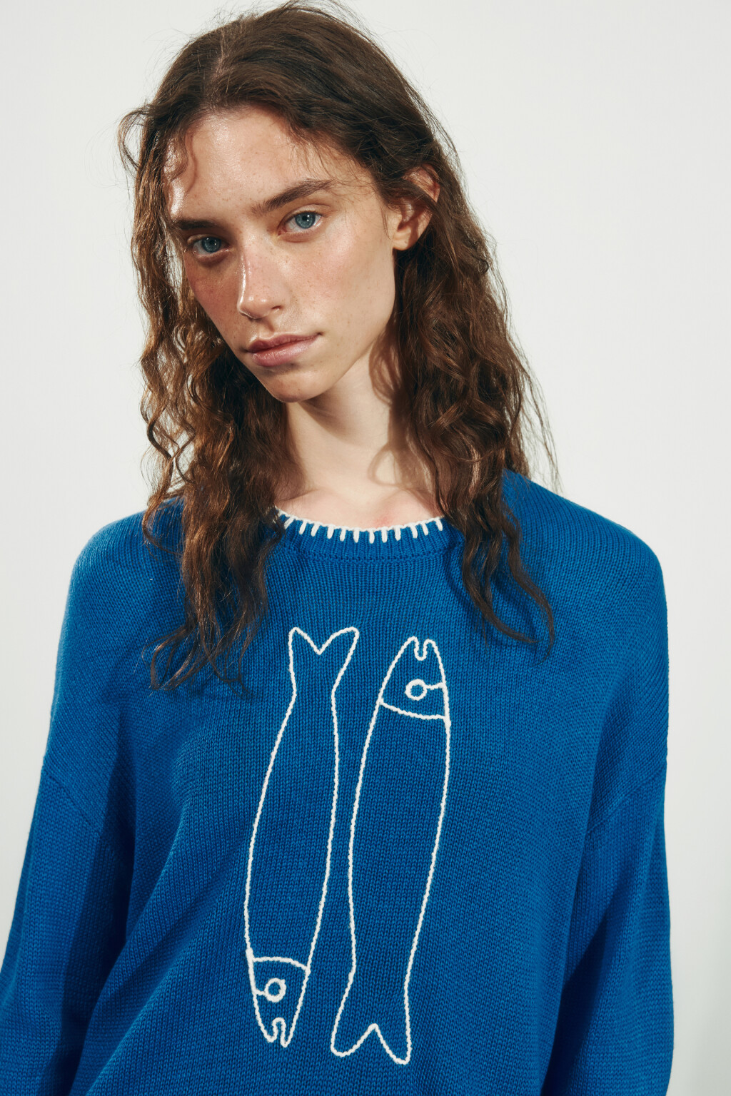 Джемпер вязаный с вышивкой-рыбками - цвет синий - 6