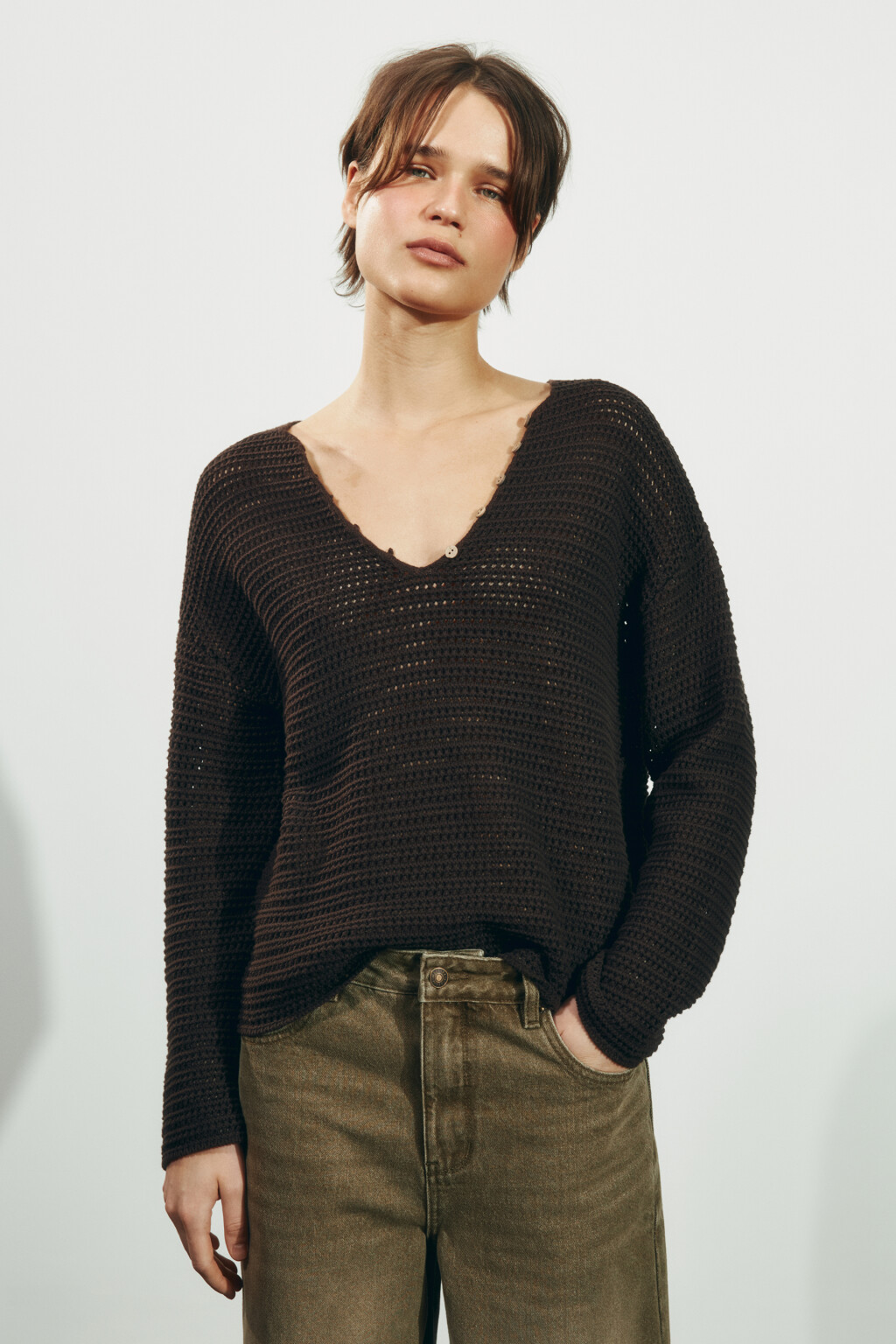 Джемпер кроше оверсайз на пуговицах - цвет коричневый - 2