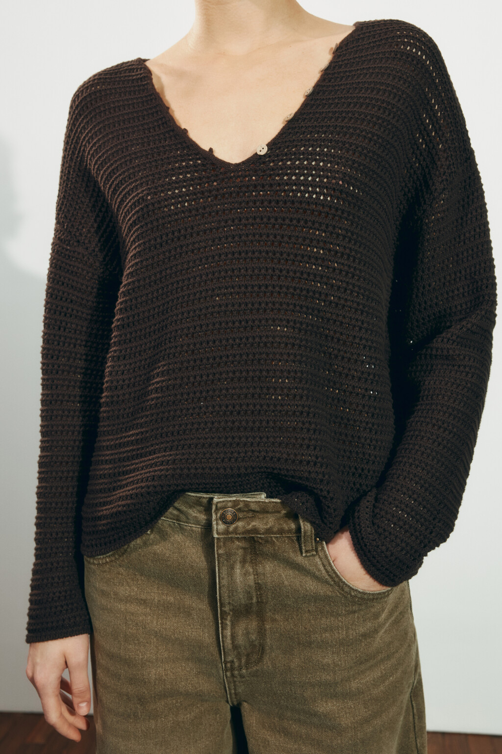 Джемпер кроше оверсайз на пуговицах - цвет коричневый - 5