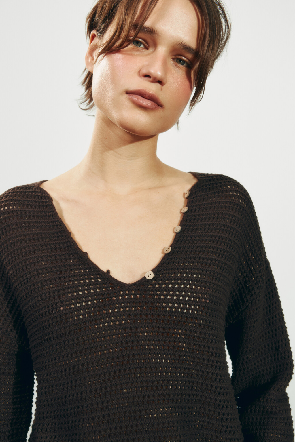 Джемпер кроше оверсайз на пуговицах - цвет коричневый - 6