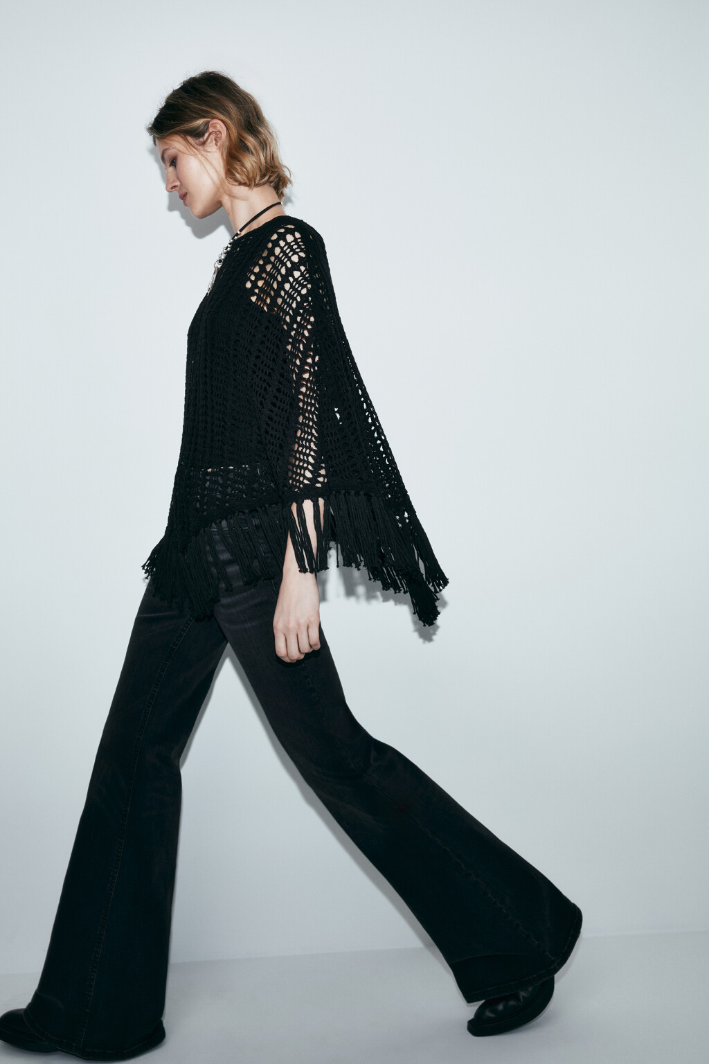 Накидка-пончо вязаная с бахромой - цвет черный - 2
