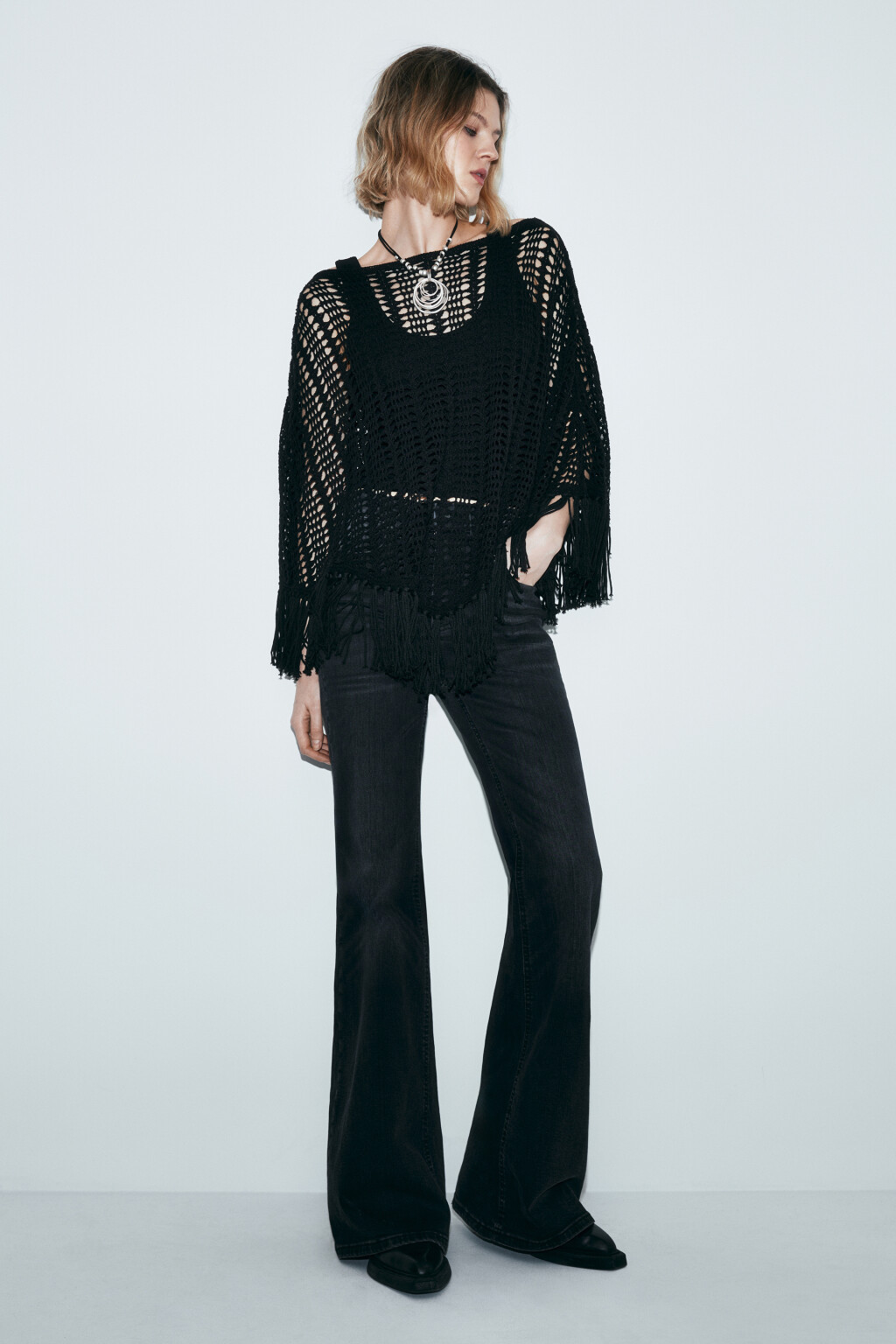 Накидка-пончо вязаная с бахромой - цвет черный - 5