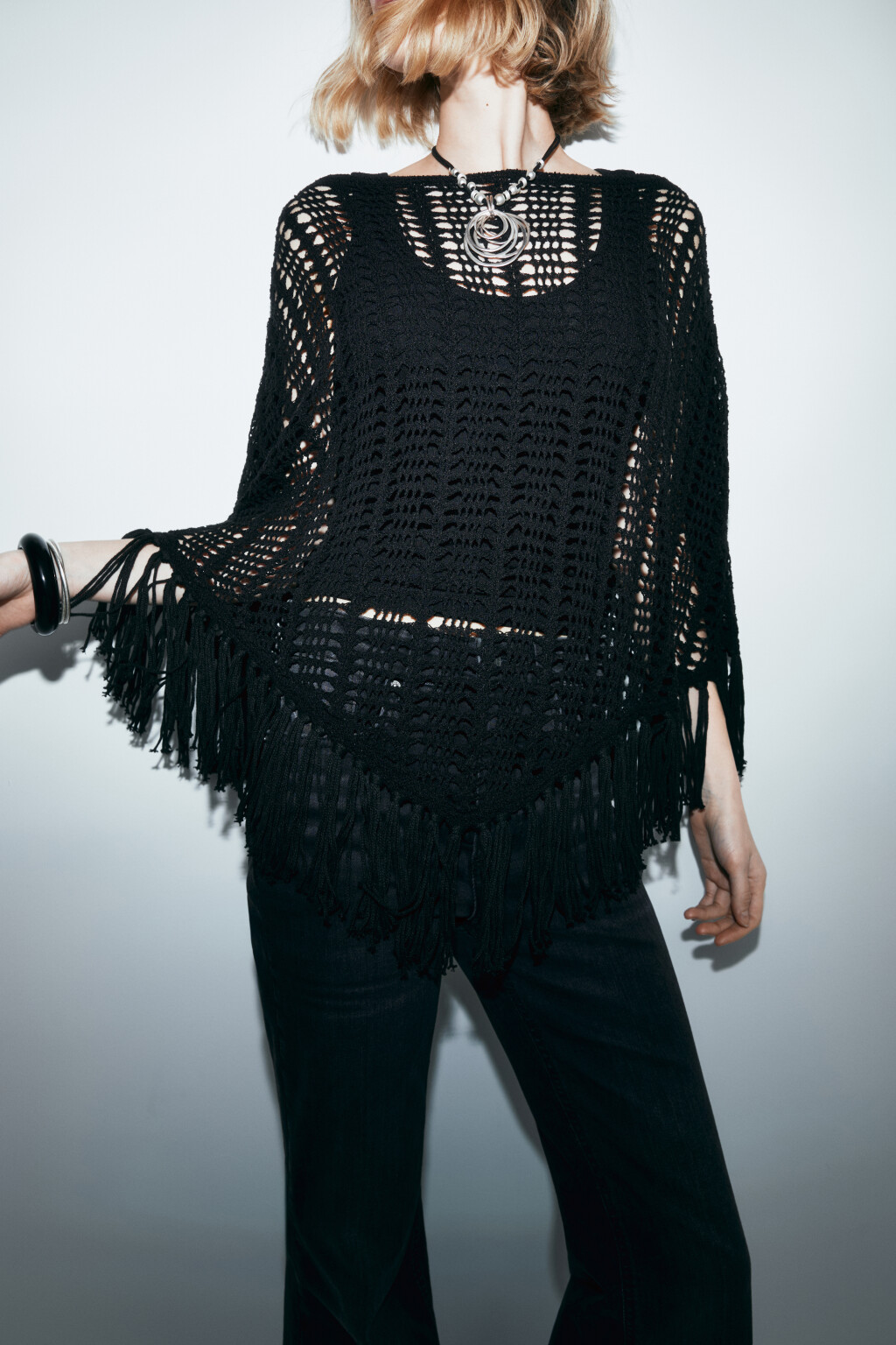 Накидка-пончо вязаная с бахромой - цвет черный - 6