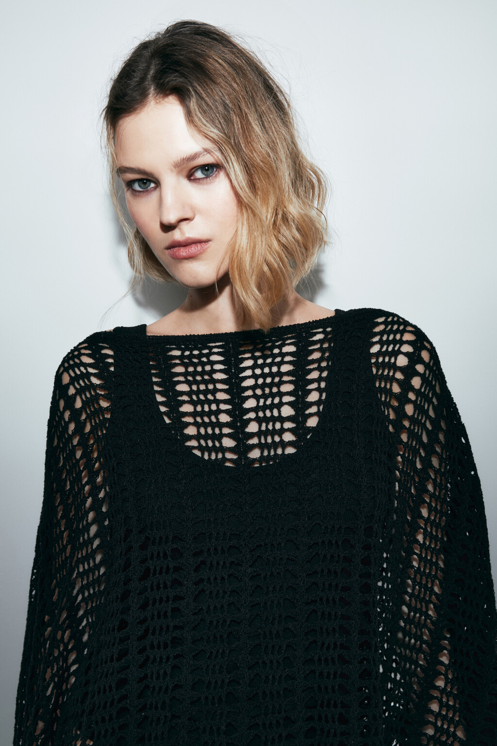 Накидка-пончо вязаная с бахромой - цвет черный - 7