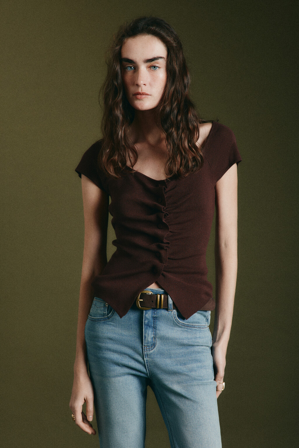 Блузка вязаная с короткими рукавами и сборкой - цвет коричневый - 2