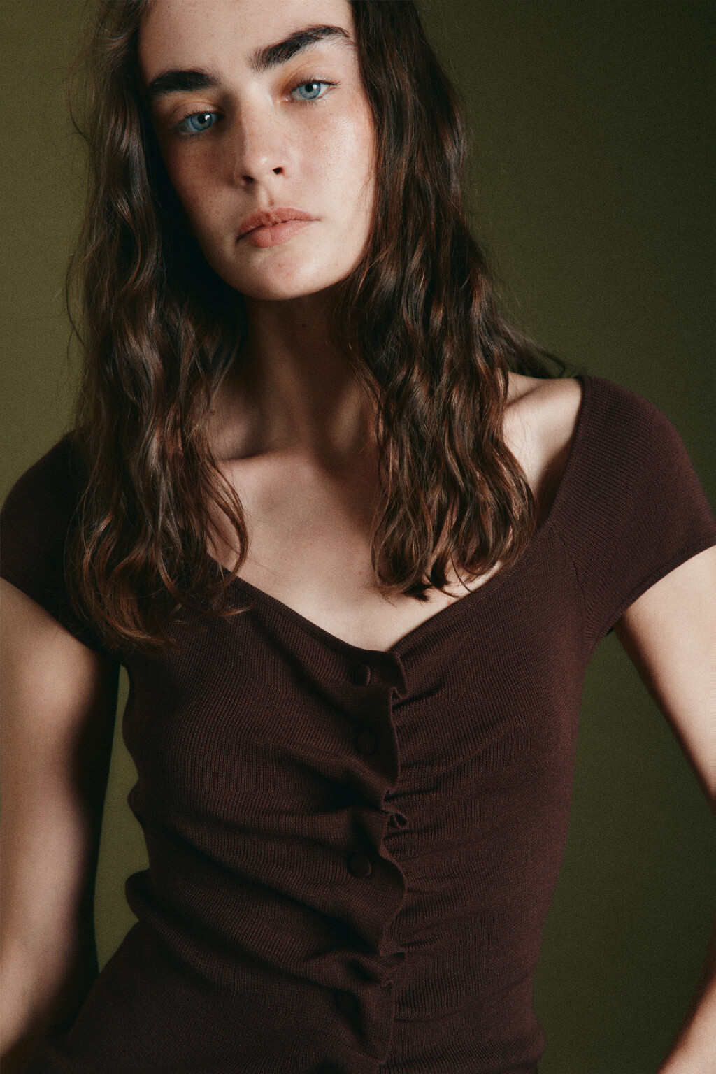 Блузка вязаная с короткими рукавами и сборкой - цвет коричневый - 5