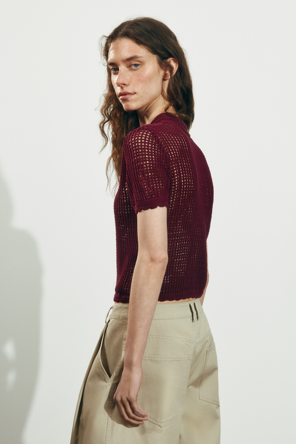 Футболка-поло крупной вязки с волнистыми краями - цвет бордовый - 4