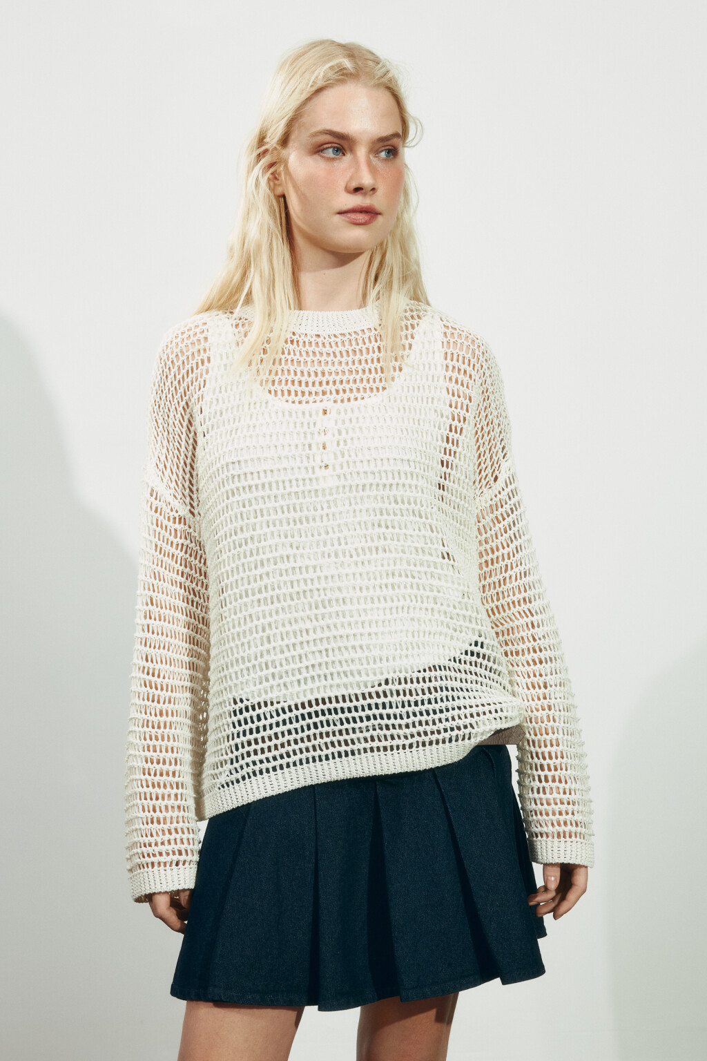 Джемпер оверсайз вязаный с имитацией рафии - цвет молочный - 3