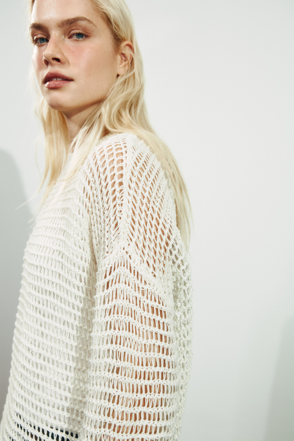 Джемпер оверсайз вязаный с имитацией рафии - цвет молочный - 7
