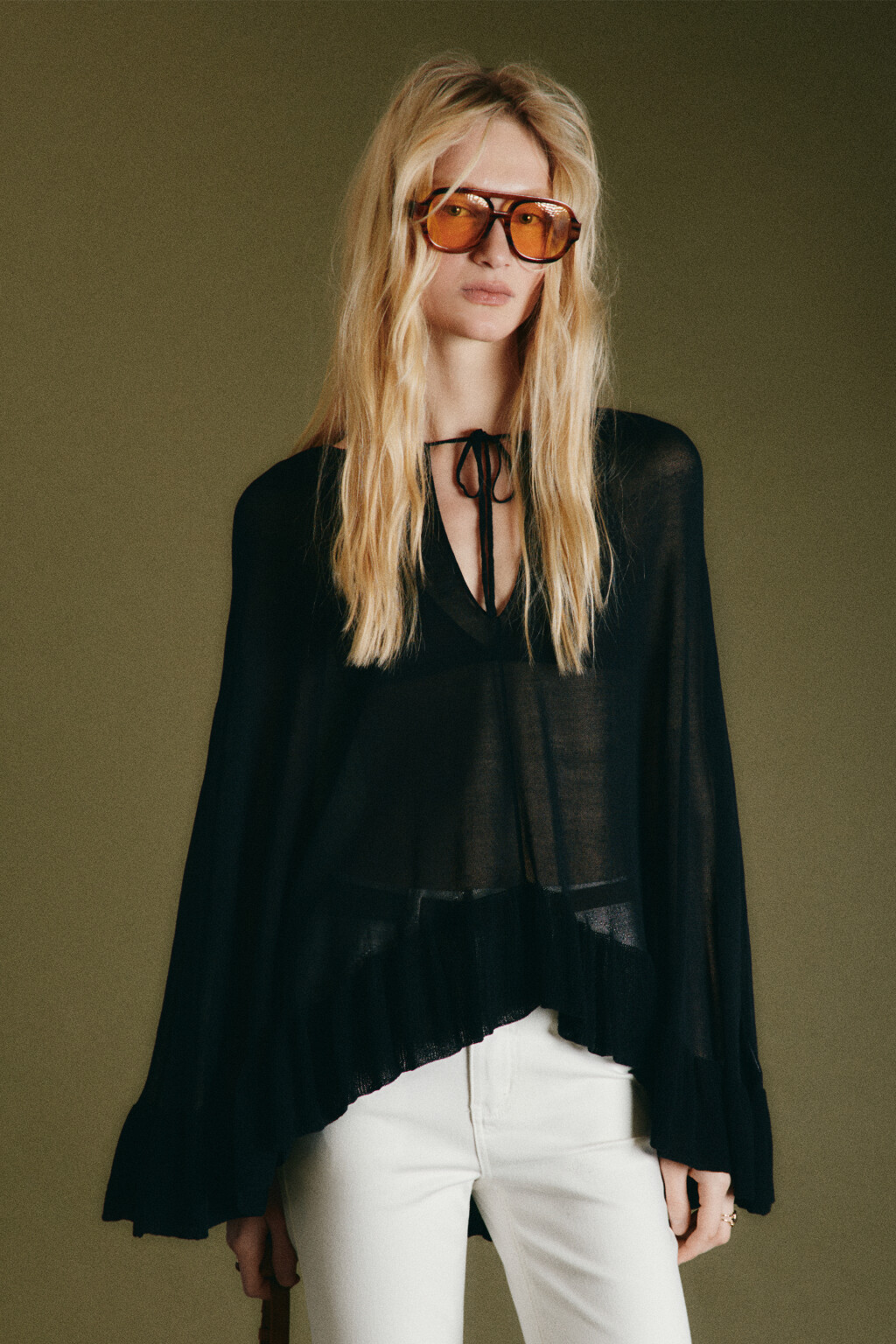 Накидка-пончо вискозная вязаная с оборками - цвет черный - 3