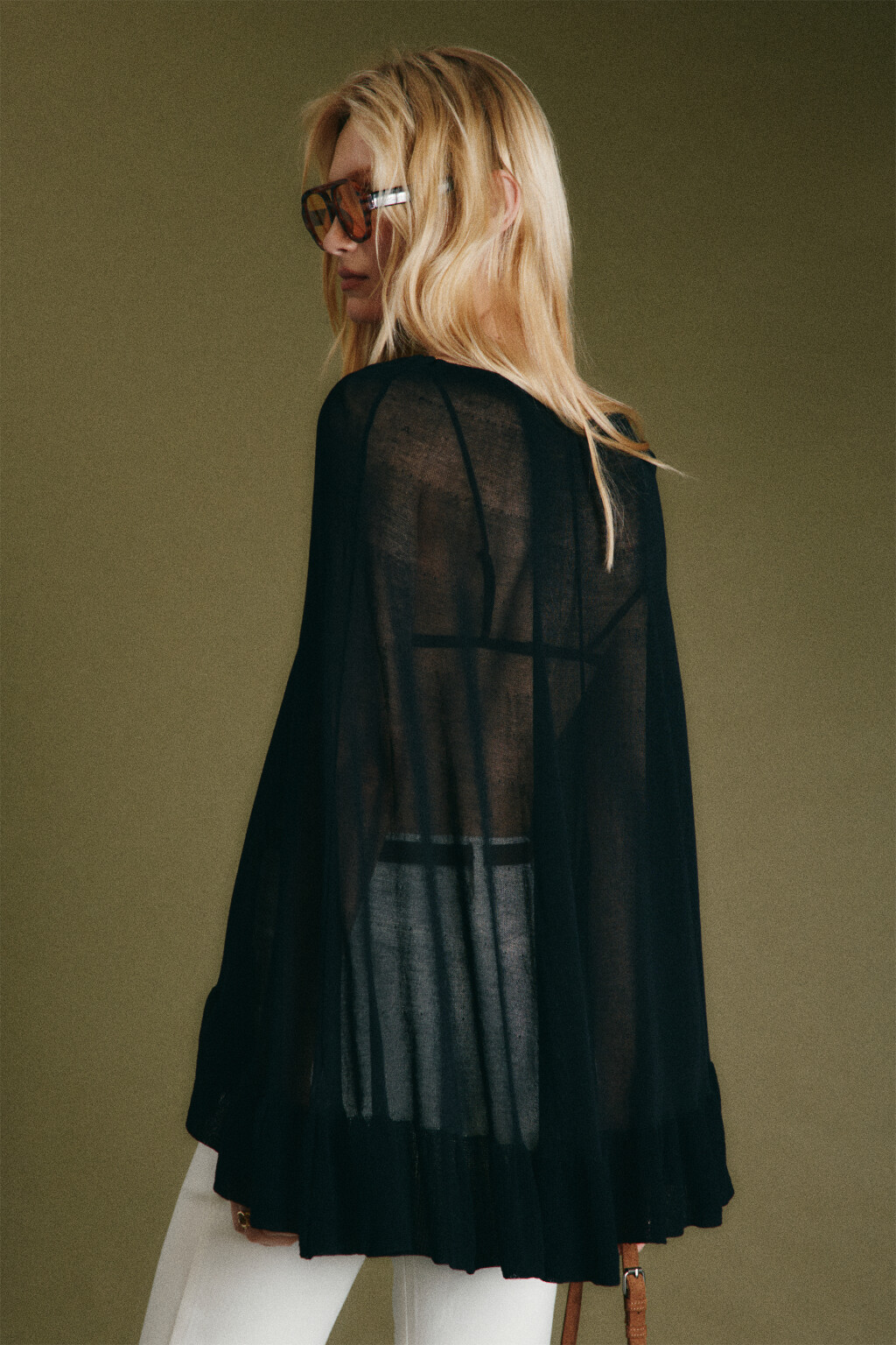 Накидка-пончо вискозная вязаная с оборками - цвет черный - 4