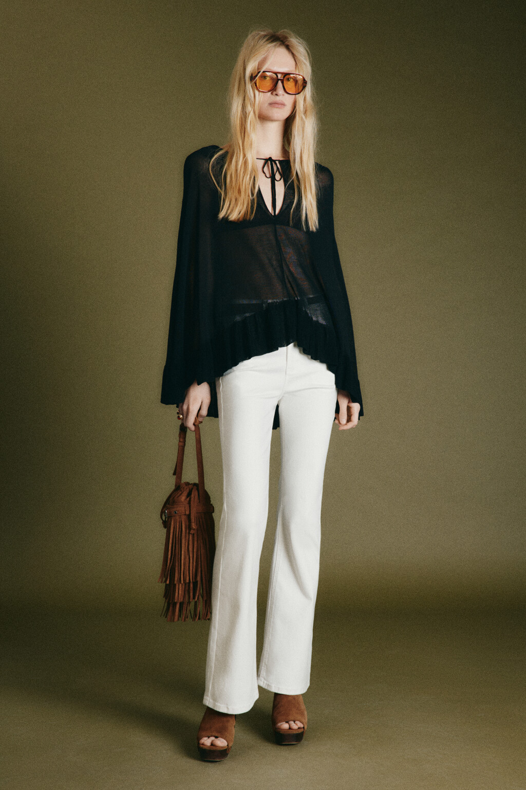 Накидка-пончо вискозная вязаная с оборками - цвет черный - 5