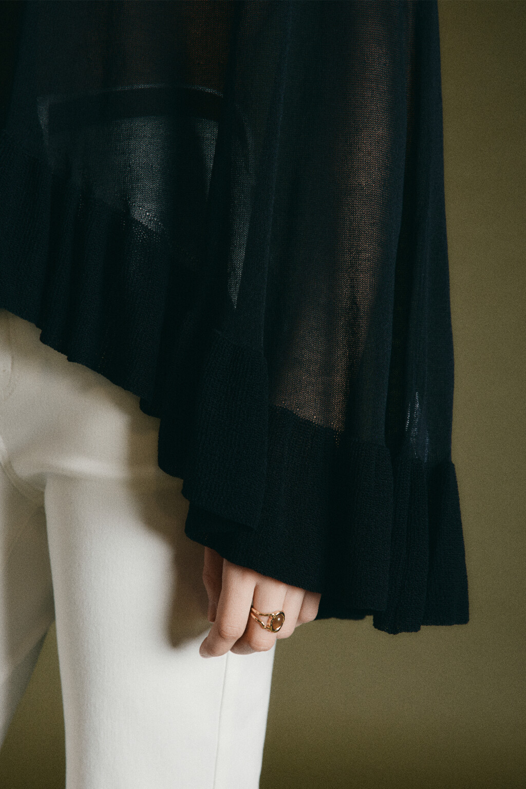 Накидка-пончо вискозная вязаная с оборками - цвет черный - 6