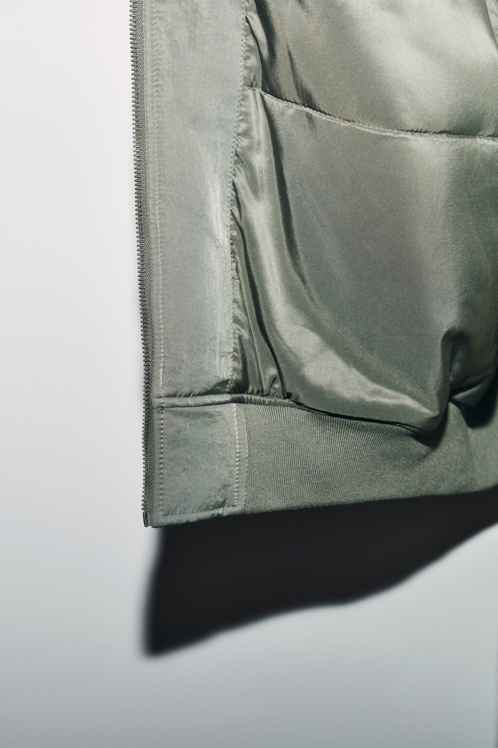 Куртка-бомбер с воротником-стойкой - цвет зеленый - 7