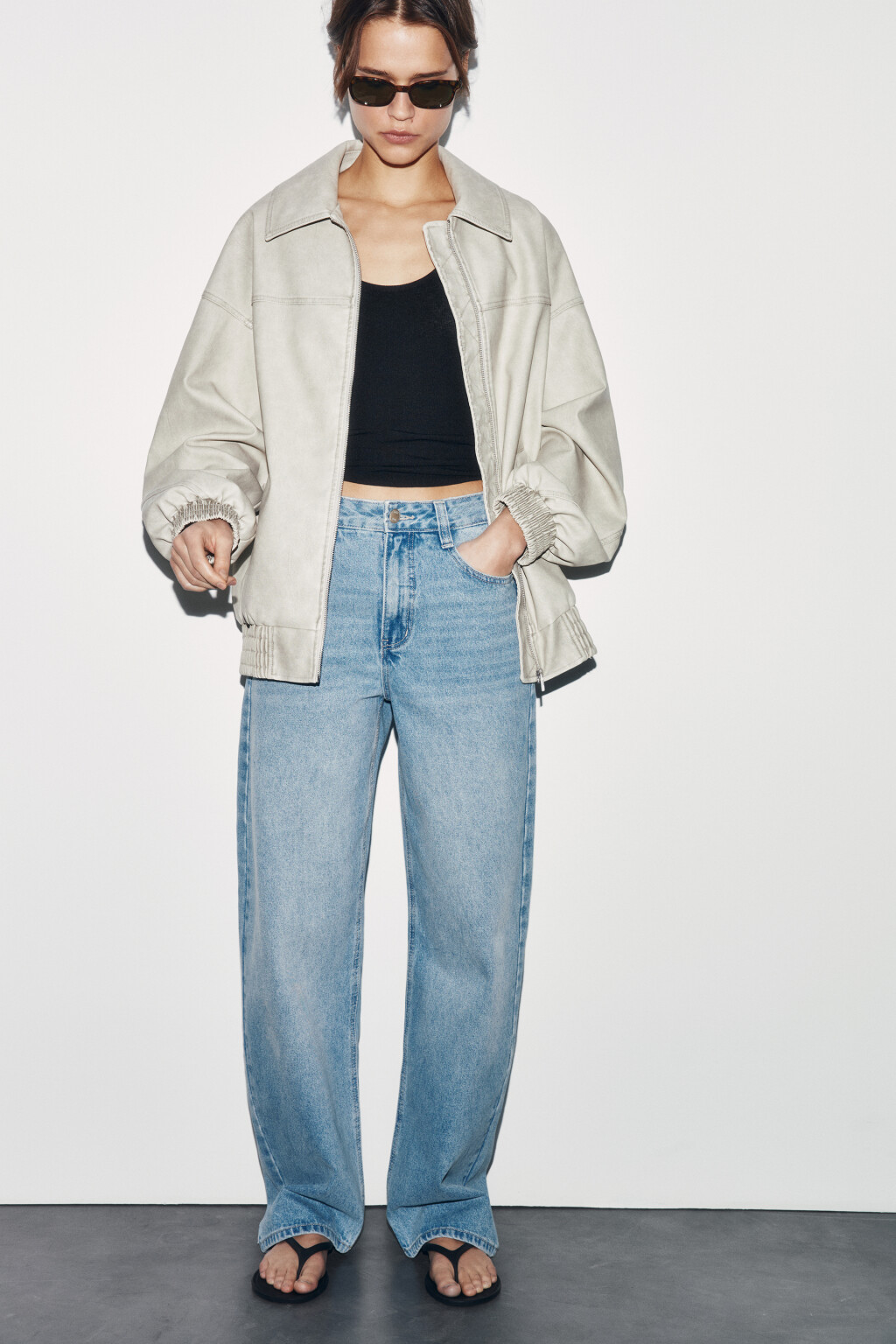 Куртка-бомбер с кожаной фактурой вареная без капюшона - цвет молочный - 2